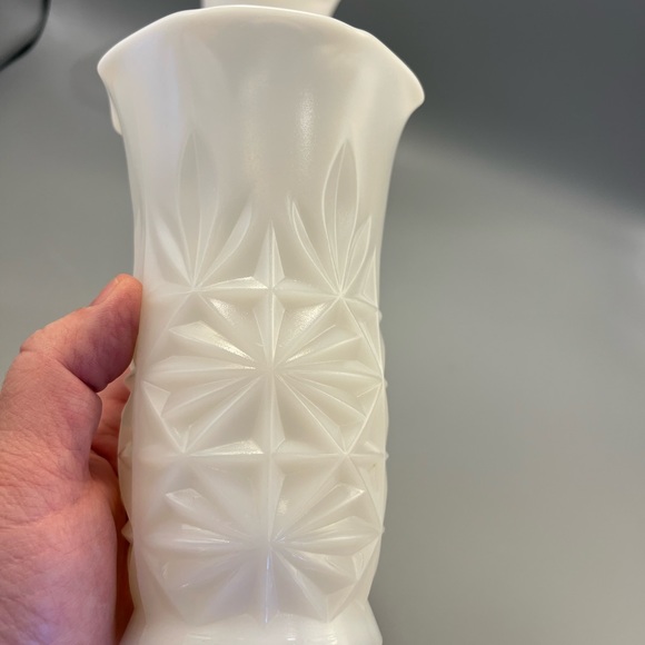 (2) matching Vintage Milk Glass Vases. Wonderful texture, scalloped rims. - Picture 2 of 8